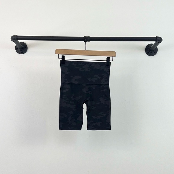 Spanx Look At Me Now Seamless High Rise Camo Biker Shorts Green/Black - Picture 3 of 5